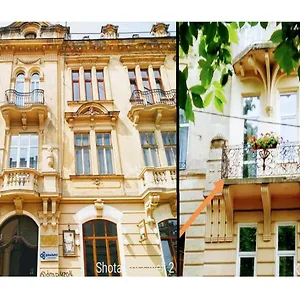 Family In Center With Balcony לבוב